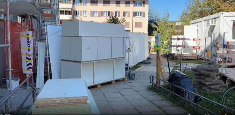 Während der Sanierungsarbeiten benutzen die Bewohner der betroffenen Wohnungen Küchen- und WC-Container.