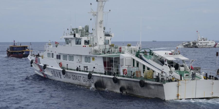 ARCHIV - Ein Schiff der chinesischen Küstenwache im Südchinesischen Meer. Foto: Aaron Favila/AP/dpa/Archivbild