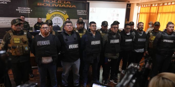 Bolivianische Soldaten präsentieren einige festgenommene Putschisten. Bolivien