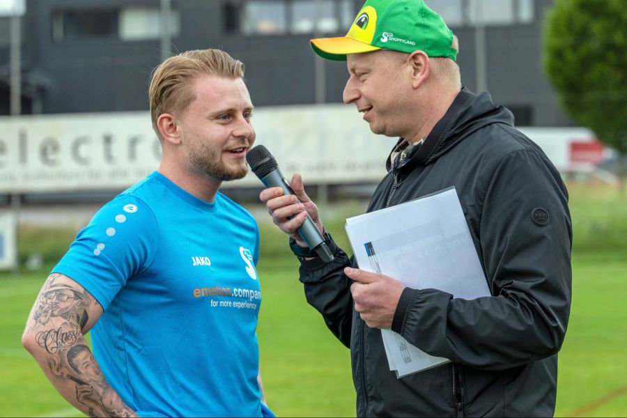 Joël Wissmann (FC Shoppy/l) wird vor dem Spiel von Urs Sahli (r) interviewt.