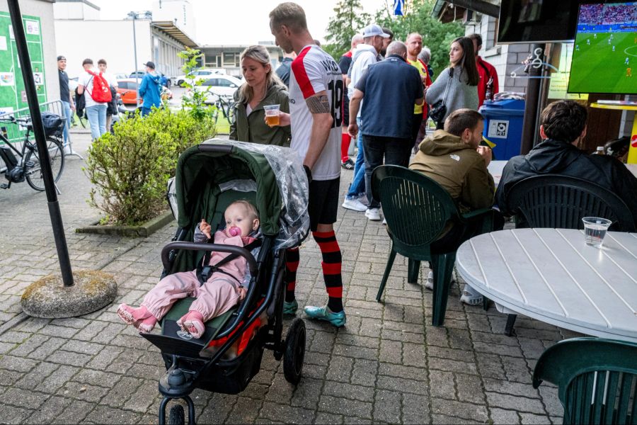 Keiner zu klein, ein Fan zu sein: Benefizspiel FC Shoppy vs. FC Schönbühl mit Freunden und Familie.