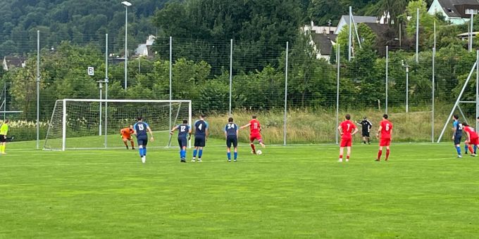 Penalty für den FCK zum 0:5 kurz vor der Pause. Spiel des FC Küsnacht gegen den FC Hellas