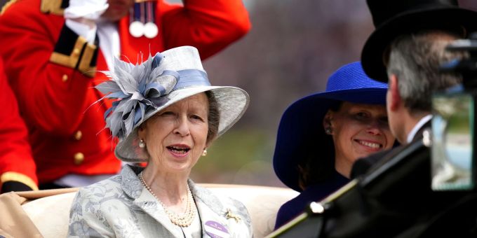 Prinzessin Anne am dritten Tag der Royal-Ascot-Rennwoche in einer offenen Kutsche. Prinzessin Anne am dritten Tag der Royal-Ascot-Rennwoche in einer offenen Kutsche.