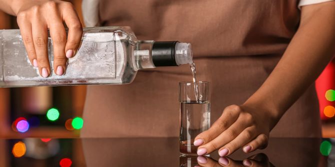 Frau schenkt Wodka ein