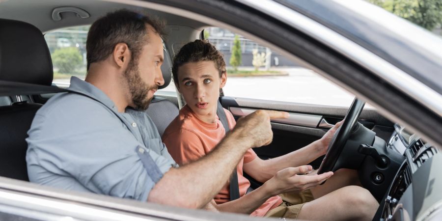 Vater und Sohn unterhalten sich im Auto