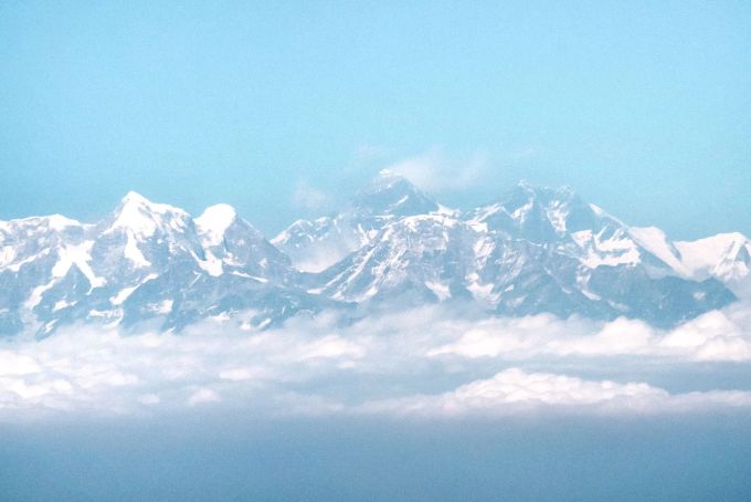 Blick auf das Himalaya-Gebirge mit dem Mount Everest. (Bild Archiv) Sina Schuldt/dpa Himalaya-Gebirge