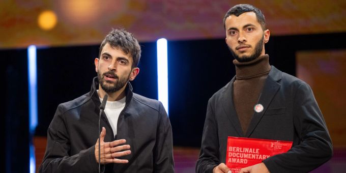 Die Regisseure Yuval Abraham (l) und Basel Adra hatten bei der Berlinale im vergangenen Jahr den Dokumentarfilmpreis entgegengenommen. (Archivbild) Monika Skolimowska/dpa Berlinale 2024 - Yuval Abraham und Basel Adra