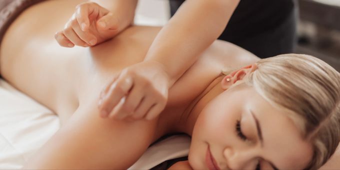 Frau Massage Hände Liege