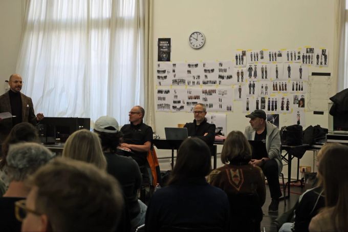 Bereits wird fleissig geprobt. Menschen Versammlungsraum Theaterprobe