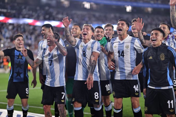 Argentinien feiert seinen Sieg über Brasilien. Argentinien