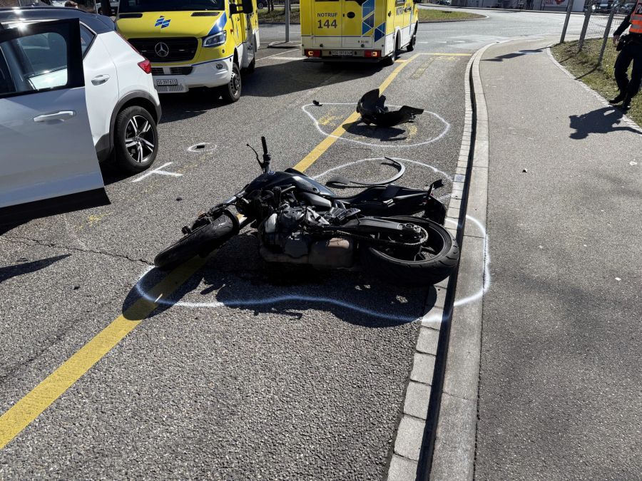 Die Motorradfahrerin wurde beim Unfall verletzt.