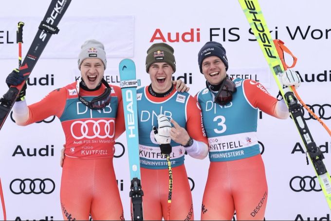 Marco Odermatt (2), Franjo von Allmen (1) und Stefan Rogentin (3) feiern in Kvitfjell einen Dreifachsieg. Marco Odermatt