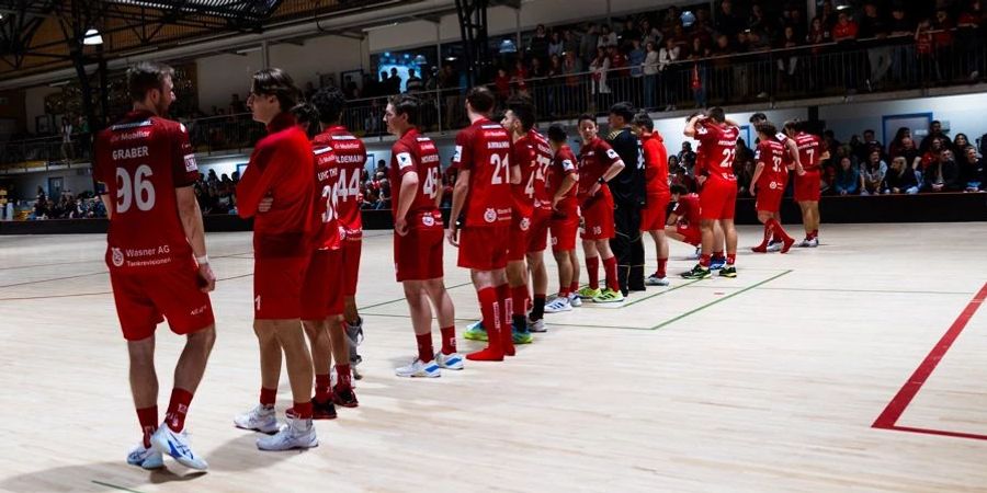 Sporthalle Mannschaft rot