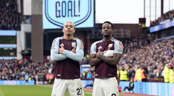 Morgan Rogers (links) und Jhon Duran bejubeln das Tor zum 2:0 gegen Manchester City. Manchester City
