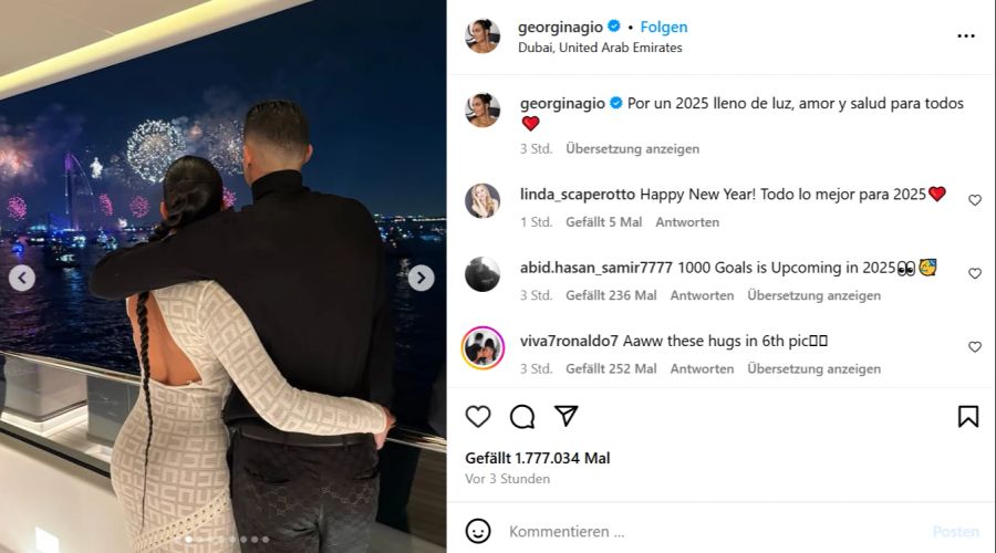 Cristiano Ronaldo sieht sich mit Partnerin Georgina in Dubai ein Feuerwerk an.