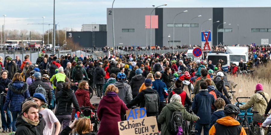 Nach Polizeiangaben versammelten sich an der Messe in Halle etwa 8.000 Gegendemonstranten.