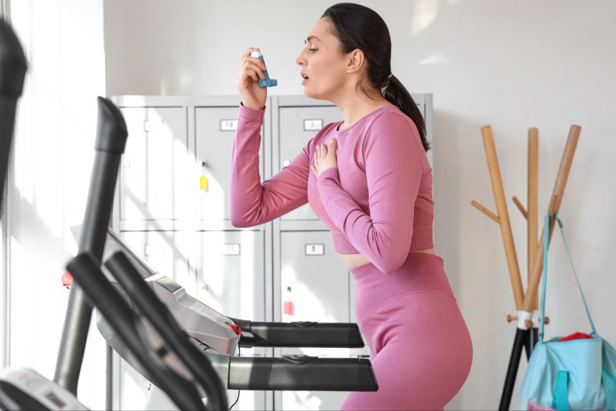 Asthmatikerin auf einem Laufband mit Inhalator