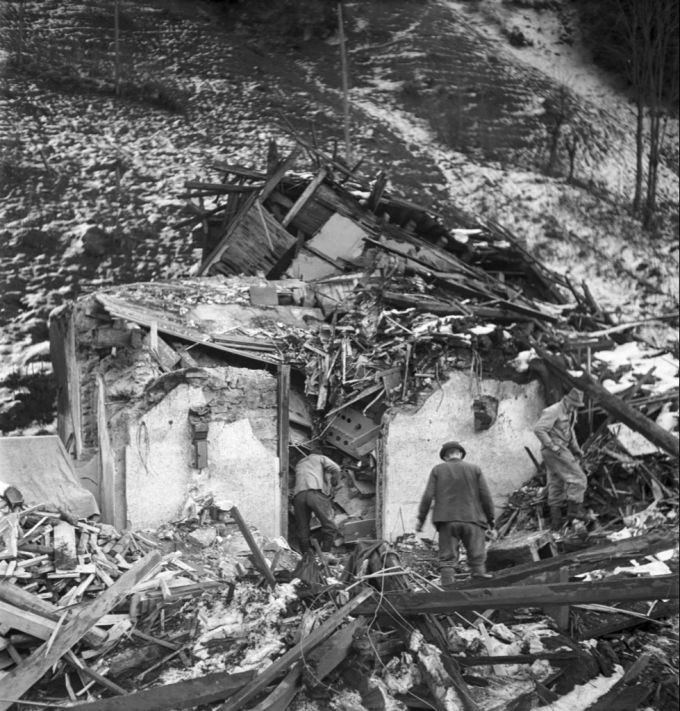 Im Jahr 1947 zerstörten Explosionen grosse Teile des Dorfes Mitholz. (Archivbild) Mitholz Trümmer 1947