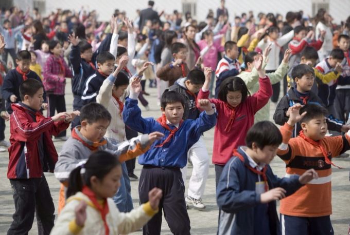 Für die Schüler in Peking soll es Bewegungsprogramme geben. (Archivbild) Schüler China Sport Bewegung