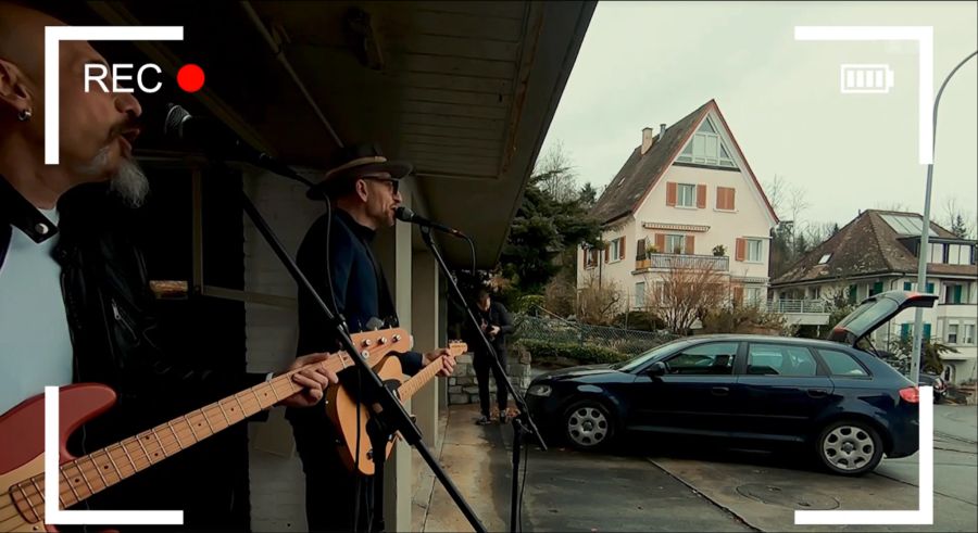 Sogar die Showband wartete hinter dem Garagentor mit einem besonderen Ständchen.