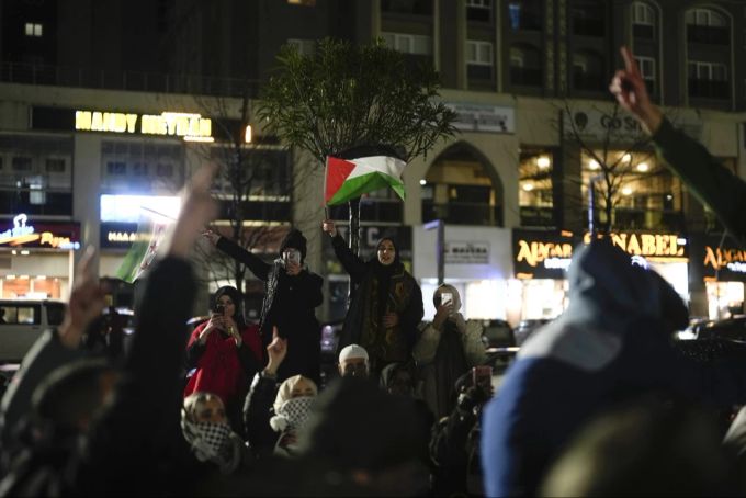 Viele Menschen feiern die Aushandlung der Waffenruhe zwischen Isreal und der Hamas. Israel Hamas