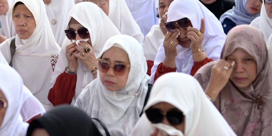 Frauen in Trauer um die vielen toten des verheerenden Tsunamis.