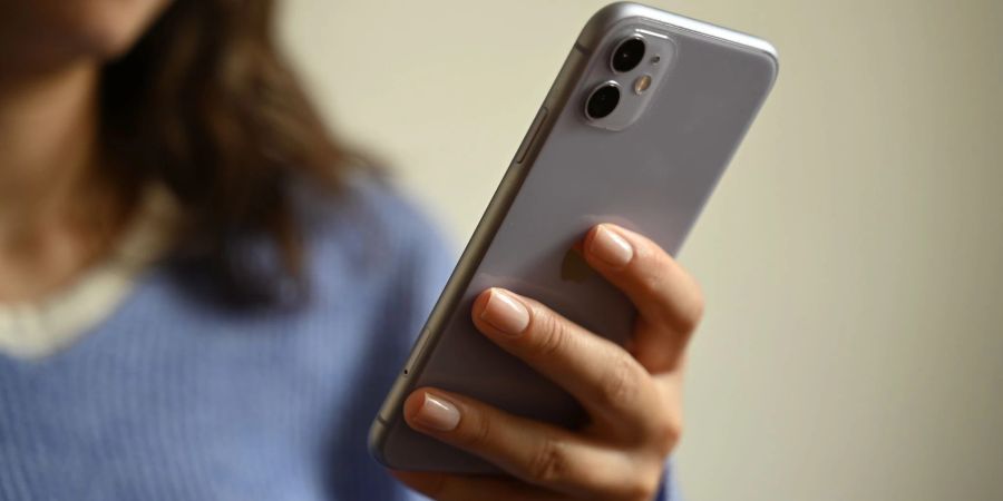 Laut einer repräsentativen Umfrage nehmen sich immer mehr Menschen vor, weniger Zeit am Handy zu verbringen. (Symbolbild)