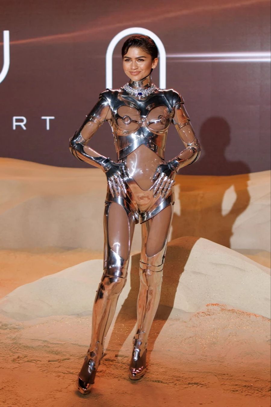 Schauspielerin Zendaya bei der Dune 2 Premiere mit Chrome-Finish. Der Look ist aus den Neunzigern von Thierry Mugler.