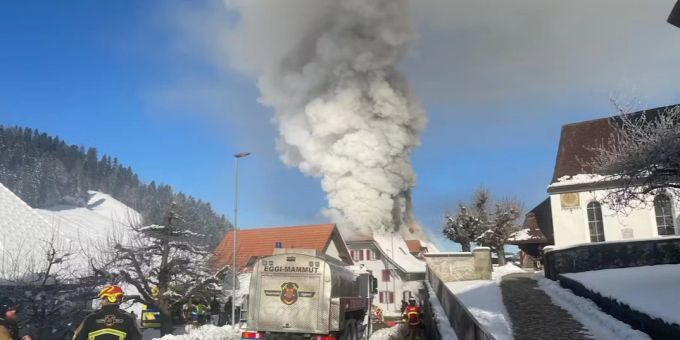 Am Dienstagvormittag ist es in Lauperswil im Dachgeschoss in einem Mehrfamilienhaus zu einem Brand gekommen. Die ausgerückte Feuerwehr konnte das Feuer löschen. Es wurde niemand verletzt. Ermittlungen zur Brandursache und der Höhe des Schachschadens sind im Gang. Brand in Lauperswil