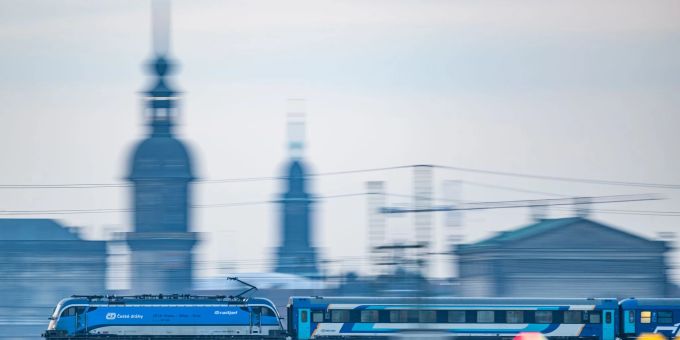 Der Eurocity passiert auf seinem Weg unter anderem Dresden. (Archivbild) Der Eurocity passiert auf seinem Weg unter anderem Dresden. (Archivbild)