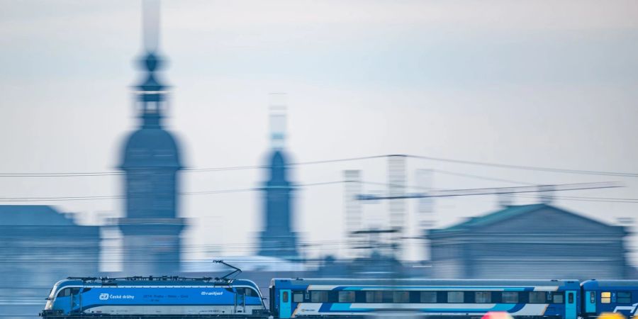 Der Eurocity passiert auf seinem Weg unter anderem Dresden. (Archivbild)