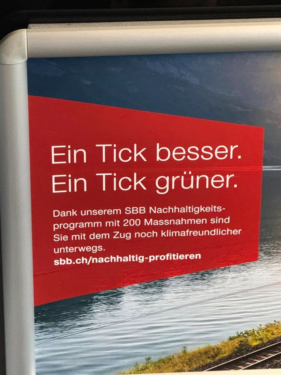 Er findet das Motto der SBB wegen den überfüllten Zügen unpassend.