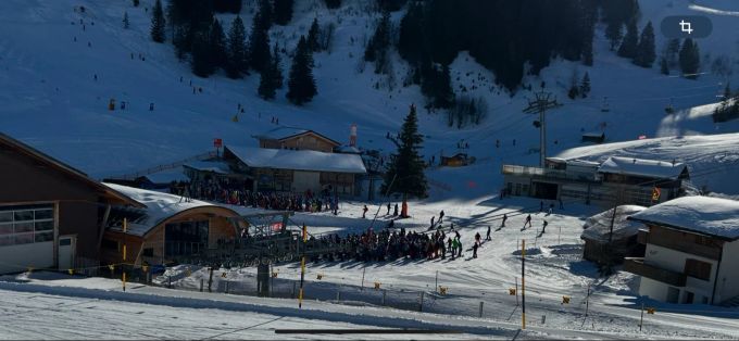 Die Schlange beim Geils in Adelboden BE ist lang. Lange Schlange Adelboden BE