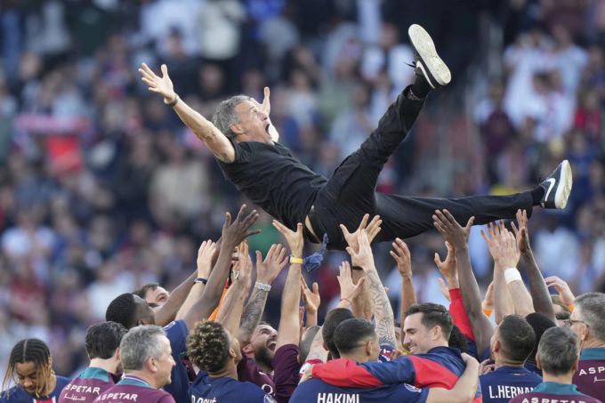 Luis Enrique feiert mit seinem Team den vorzeitigen Gewinn der Meisterschaft für Paris Saint-Germain. Luis Enrique feiert