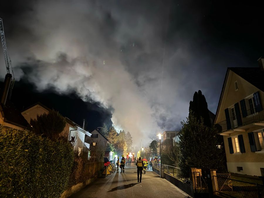 Grosse Rauchwolken über dem Wohnhaus in Staufen AG.