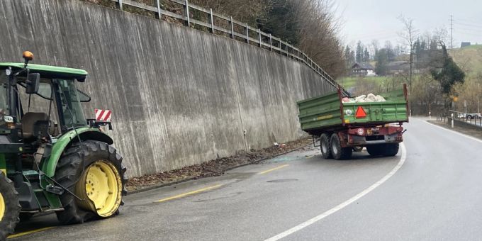 Selbstunfall mit einem Traktor in Neuheim ZG. Selbstunfall