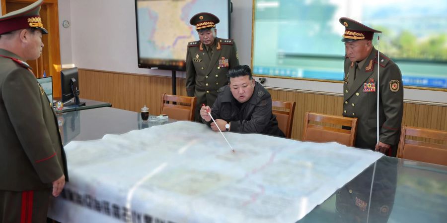 Die von Machthaber Kim Jong Un nach Russland entsendeten Soldaten sollen wegen hoher Verluste im Kampf mit ukrainischen Truppen vorerst von der Front abgezogen worden sein. (Archivbild)