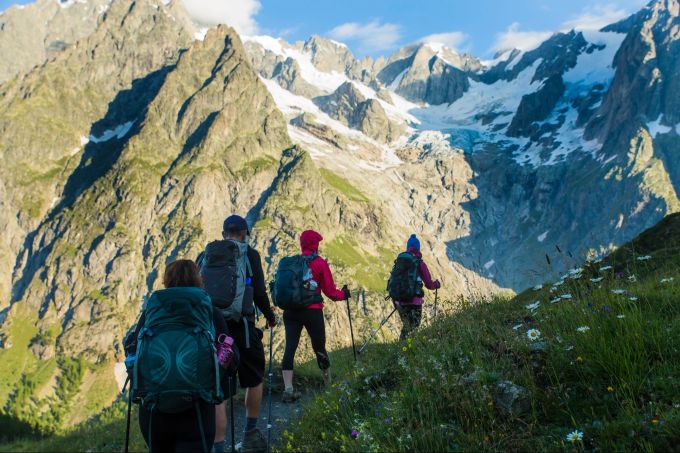 Wandern geht alleine oder in der Gruppe. Ferien