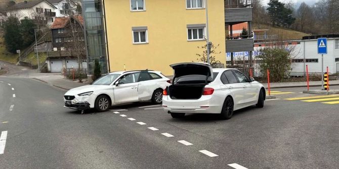 Unfallfahrzeuge auf Kreuzung