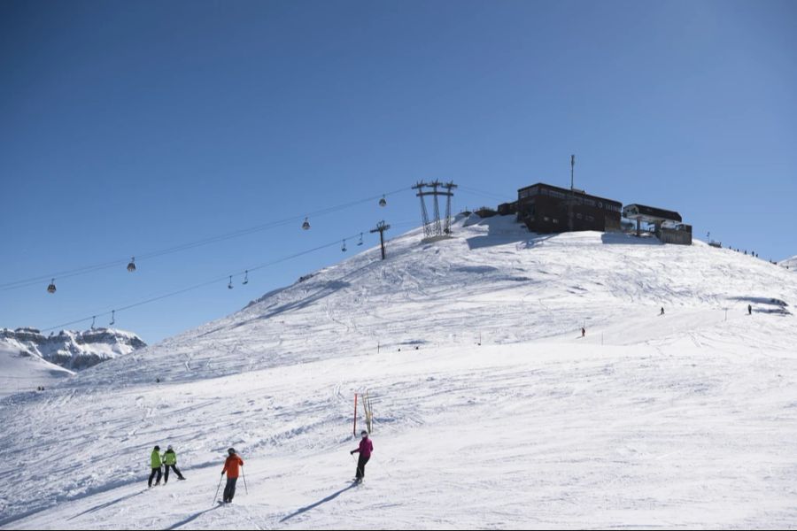 Im Skigebiet Flumserberg SG wird das Foto auf den Jahresabos mit den stichprobenmässig erstellten Fotos der Drehkreuze verglichen.