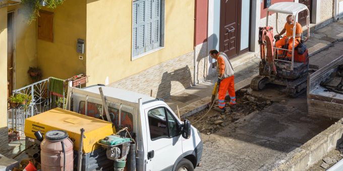 Strassenarbeiten (Symbolbild) Auto Arbeiter Strasse Asphalt