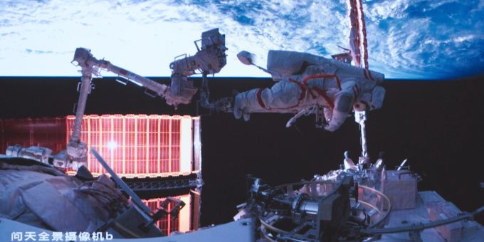 Ein im Pekinger Raumfahrtkontrollzentrum aufgenommenes Bild zeigt den Shenzhou-19-Astronauten Cai Xuzhe. (Archivbild) Chinesische Astronauten