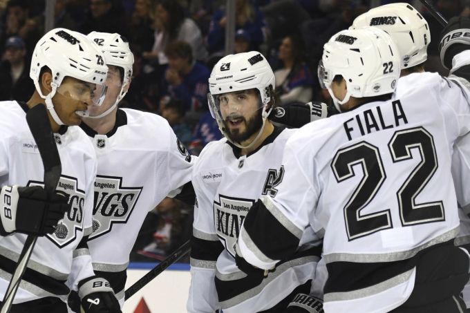 Kevin Fiala (rechts) verliert bei seinem Jubiläum in der NHL (Archivbild). NHL