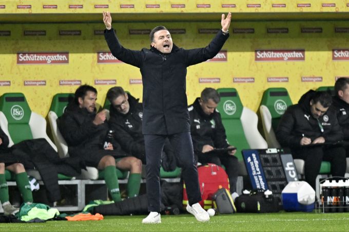 Enrico Maassen, Trainer vom FC St.Gallen, gestikuliert an der Seitenlinie. FC St.Gallen
