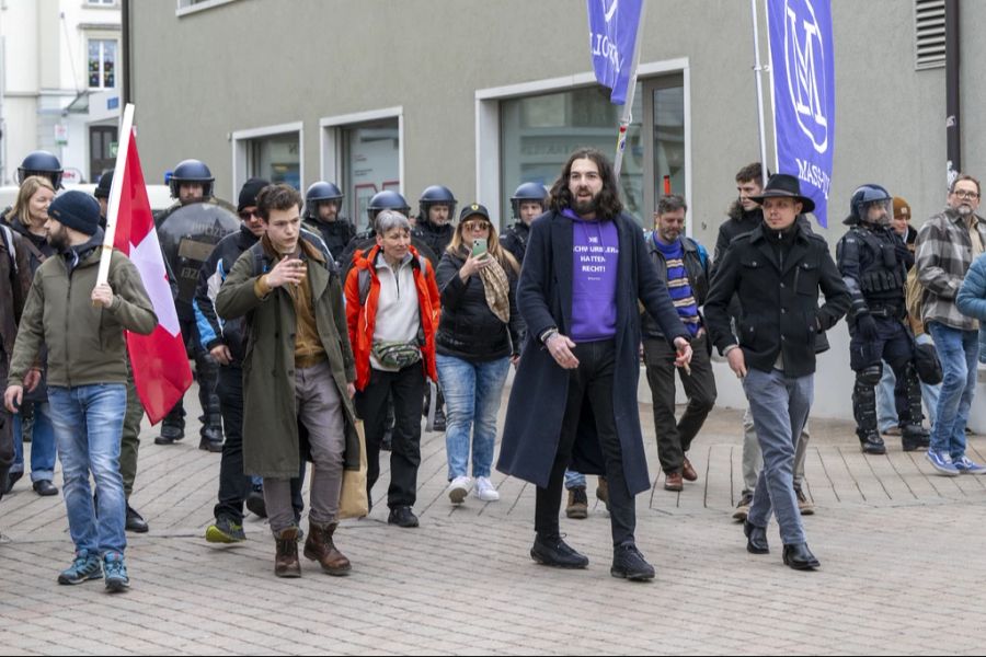 Ohne Bewilligung tauchte auch eine Gegendemonstration von Mass-Voll auf.