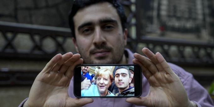 Anas Modamani, der durch ein Selfie mit Angela Merkel berühmt wurde, will nicht nach Syrien zurückkehren. syrien angela merkel
