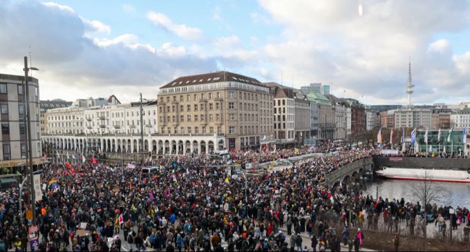 Zehntausende Menschen protestieren dagegen, dass die Union bei der Asyl-Wende mit der AfD zusammenspannt. union