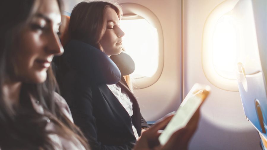 zwei frauen im flugzeug