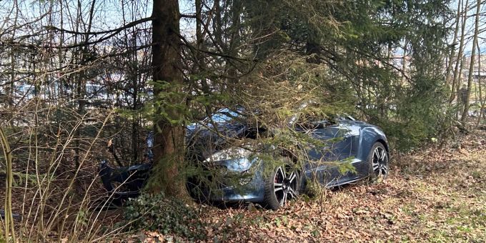 Autofahrer kollidiert in Oberentfelden in Baum. Selsbtunfall