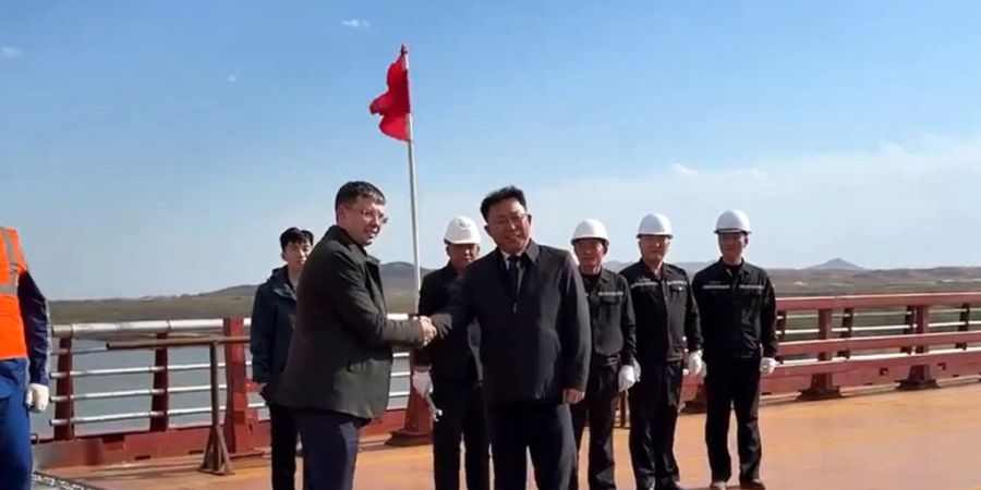 HANDOUT - Die von der staatlichen nordkoreanischen Nachrichtenagentur KCNA am 23.04.2026 zur Verfügung gestellte Aufnahme zeigt laut KCNA Vertreter Russlands und Nordkoreas auf einer S...